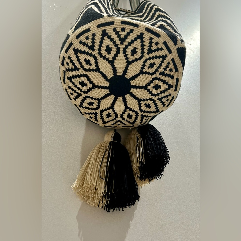 Elegant Black and Cream Chevron Crossbody Bag - Picture 6 of 12